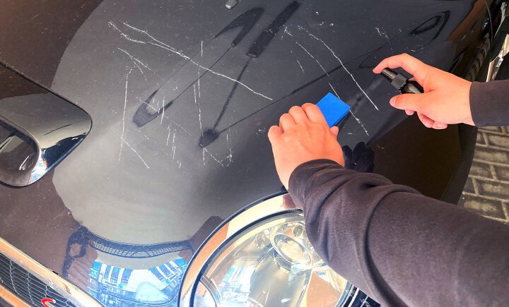 Spray nano NuraFix appliqué sur la carrosserie — comblement des rayures et ravivage de la peinture